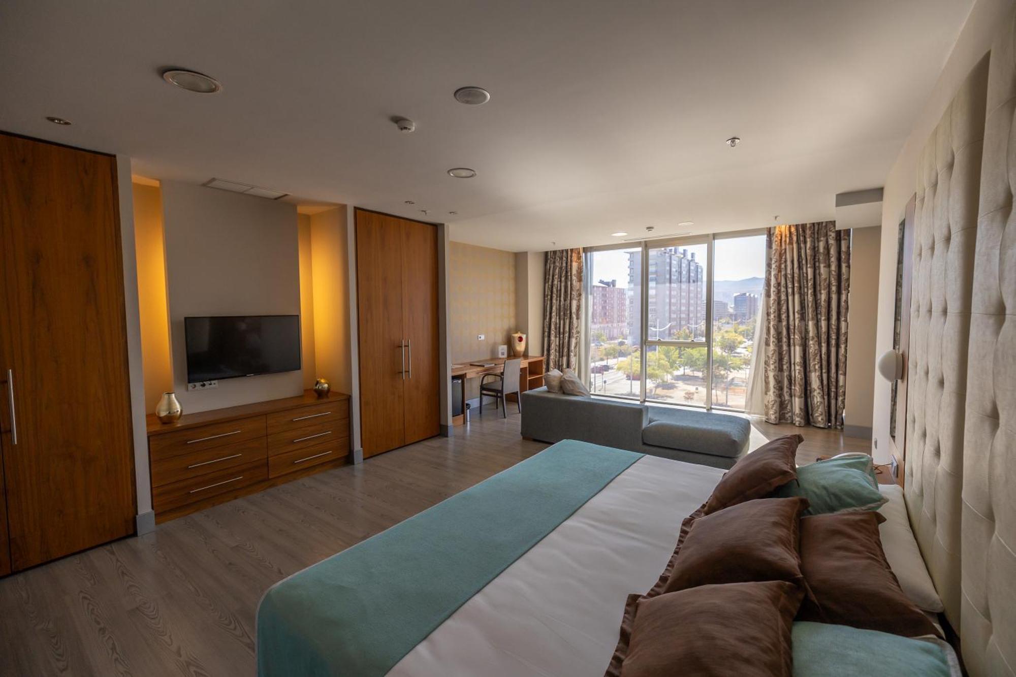 Hotel Ciudad De Ponferrada, Ascend Hotel Collection Bagian luar foto