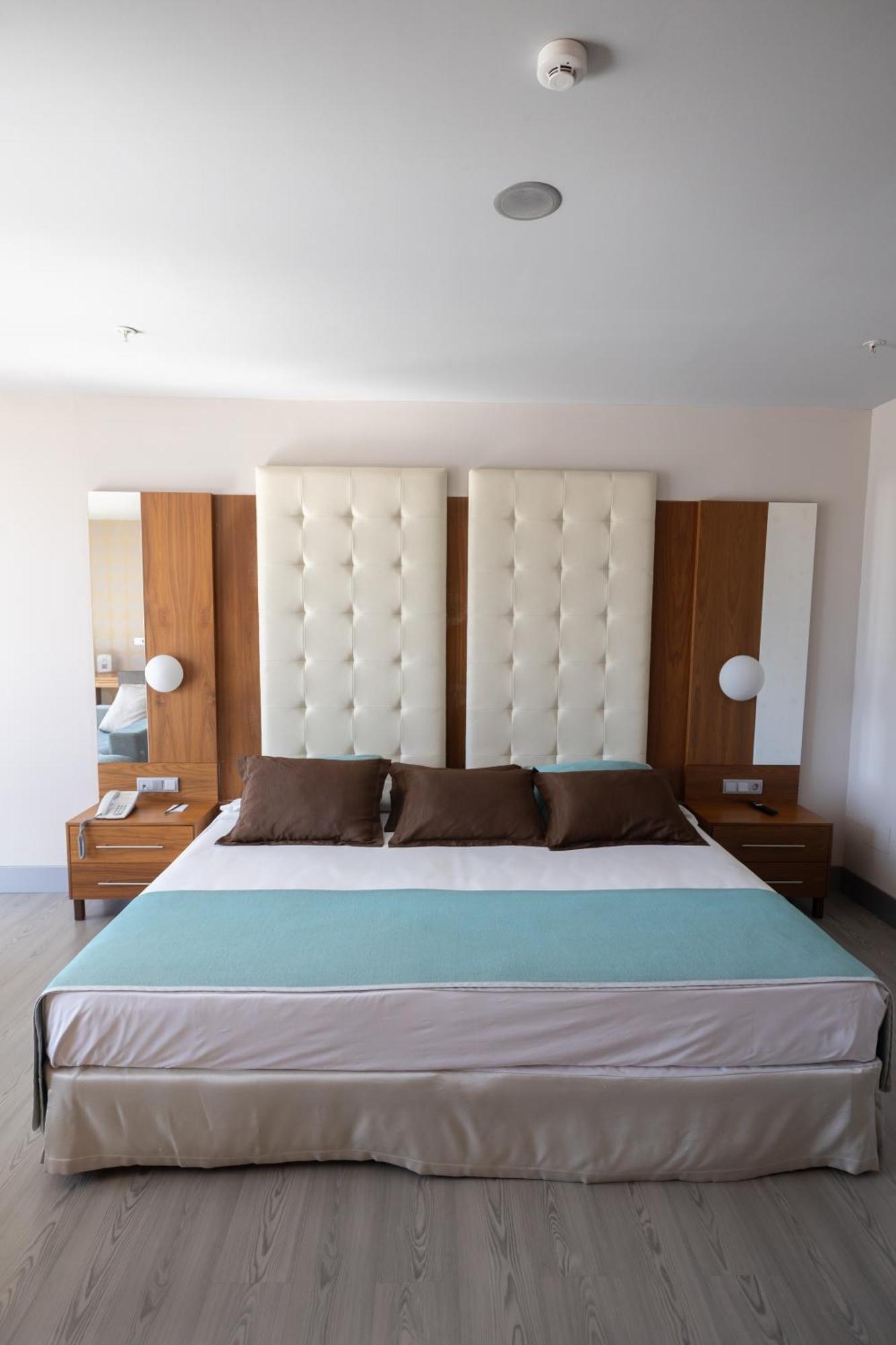 Hotel Ciudad De Ponferrada, Ascend Hotel Collection Bagian luar foto