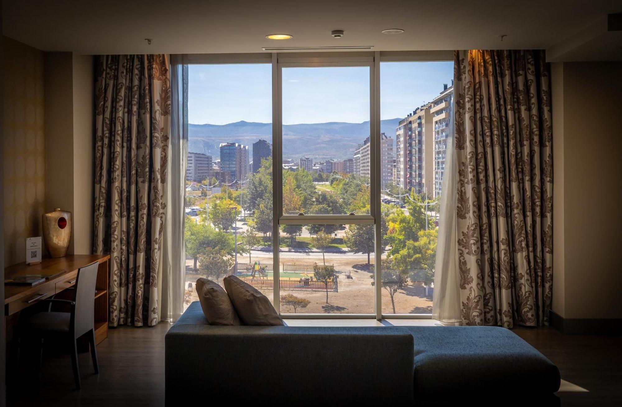 Hotel Ciudad De Ponferrada, Ascend Hotel Collection Bagian luar foto