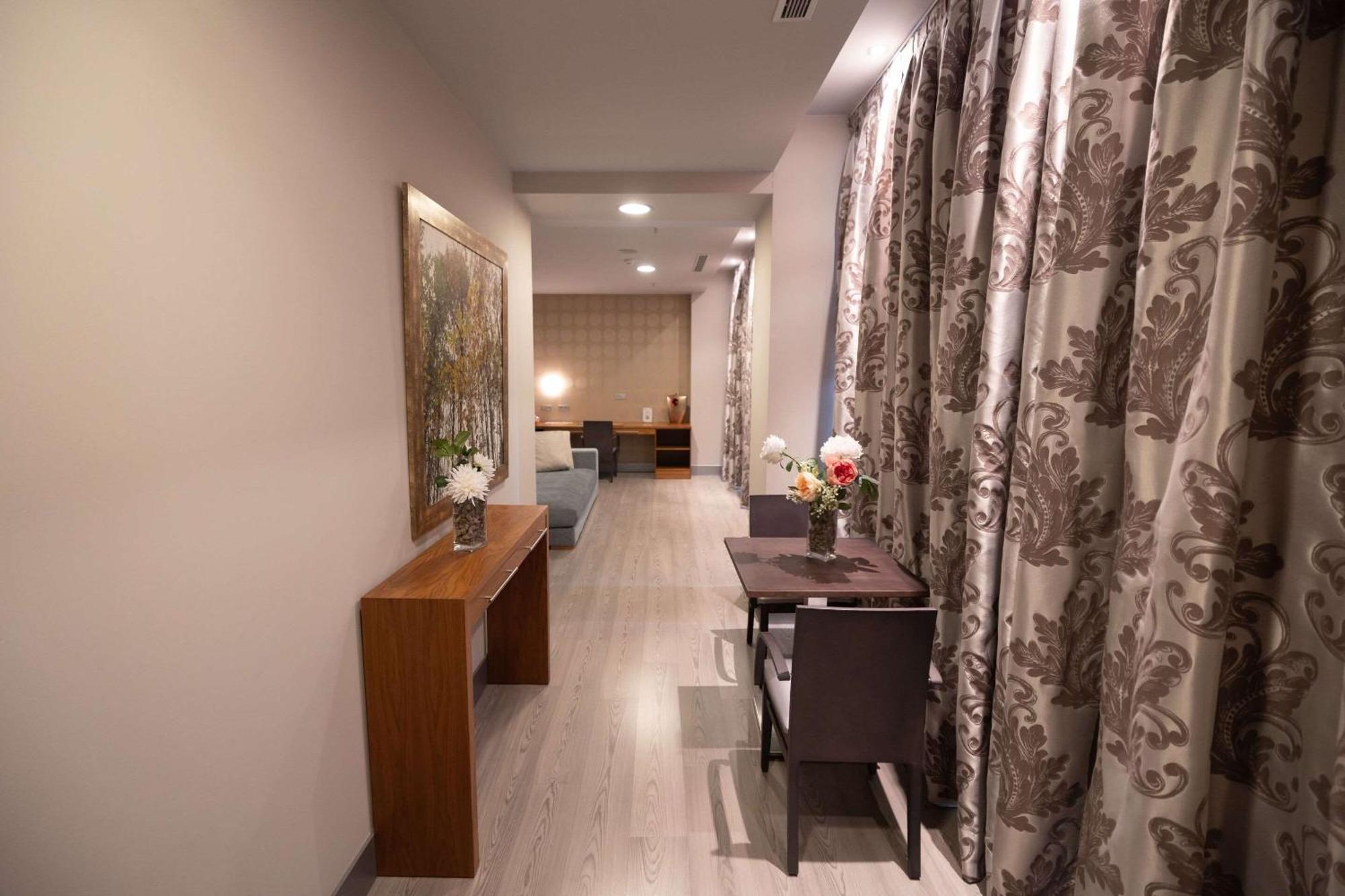 Hotel Ciudad De Ponferrada, Ascend Hotel Collection Bagian luar foto