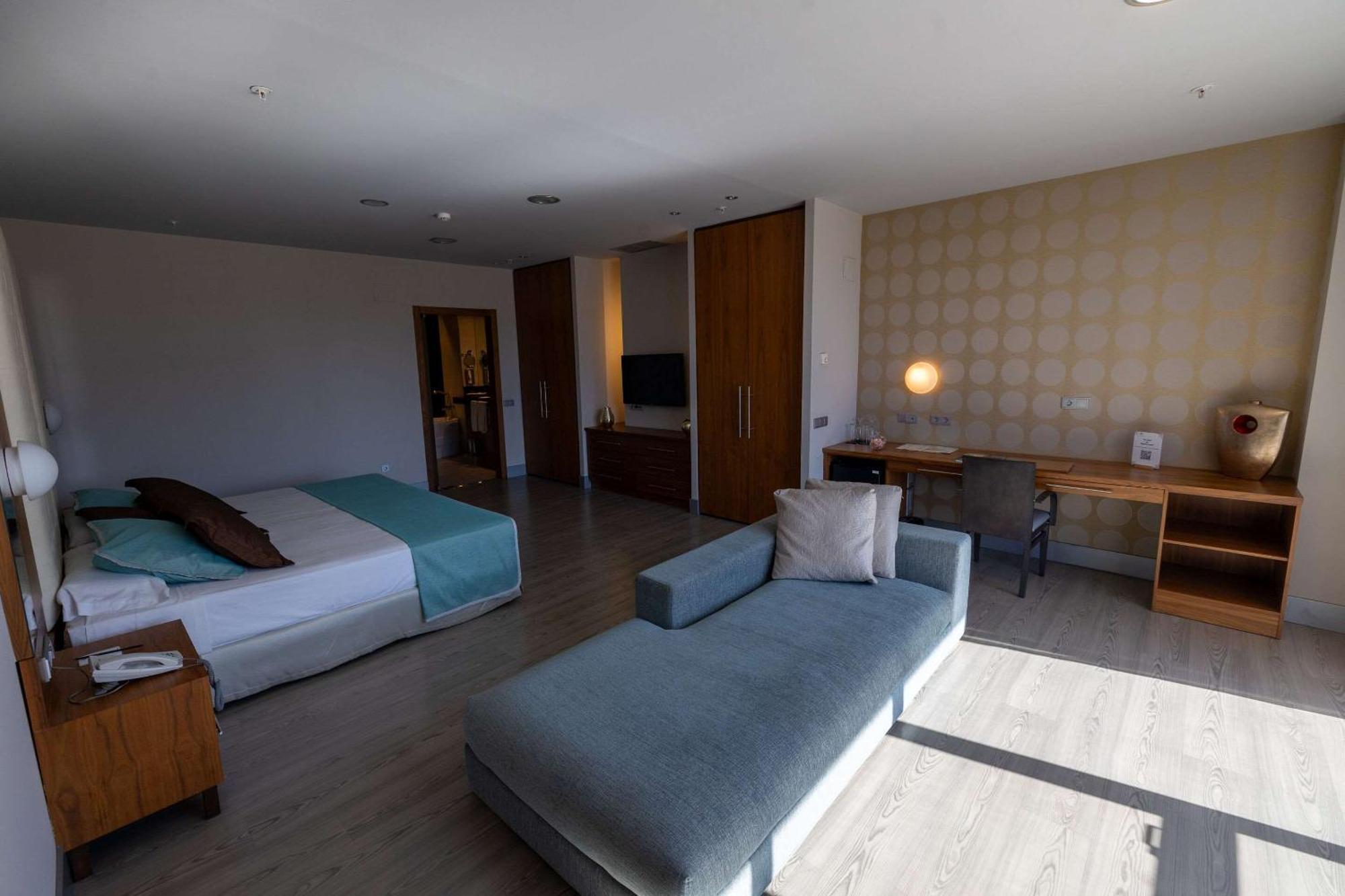 Hotel Ciudad De Ponferrada, Ascend Hotel Collection Bagian luar foto