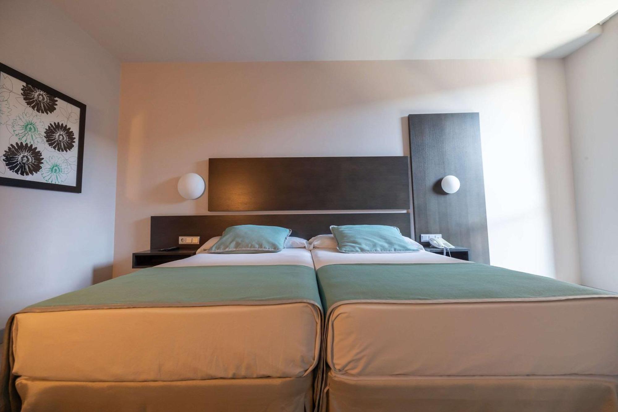 Hotel Ciudad De Ponferrada, Ascend Hotel Collection Bagian luar foto