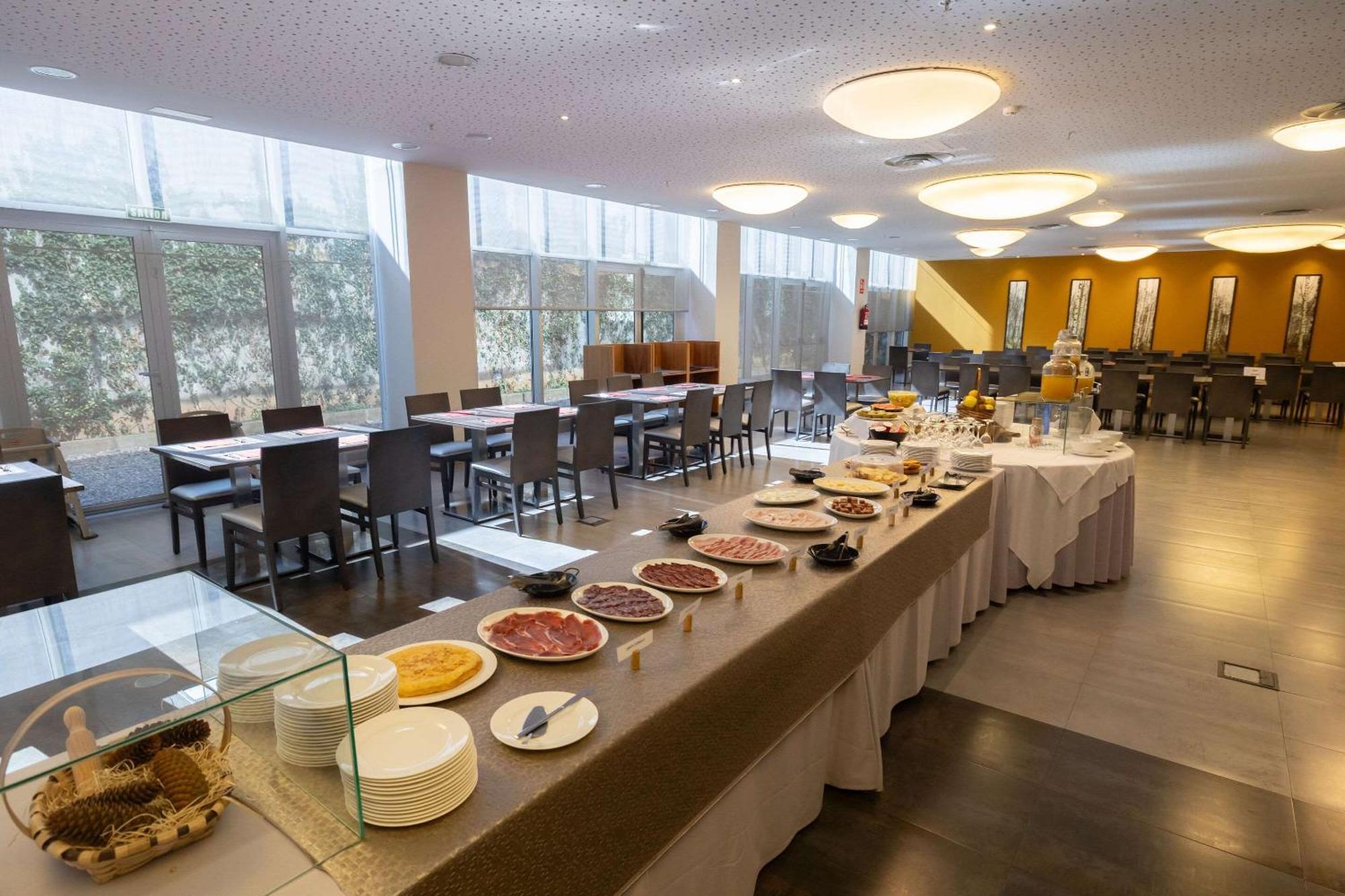Hotel Ciudad De Ponferrada, Ascend Hotel Collection Bagian luar foto