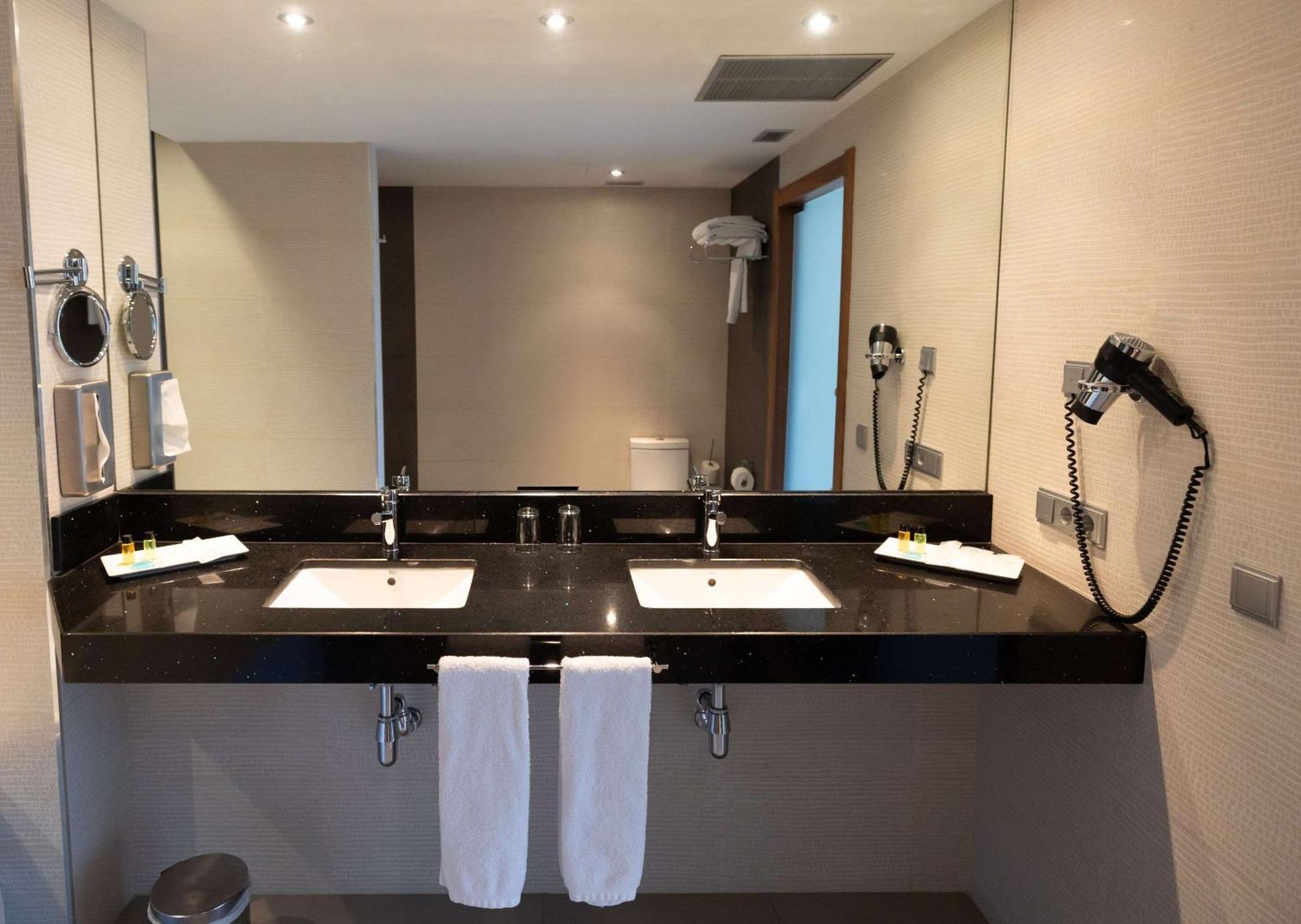 Hotel Ciudad De Ponferrada, Ascend Hotel Collection Bagian luar foto