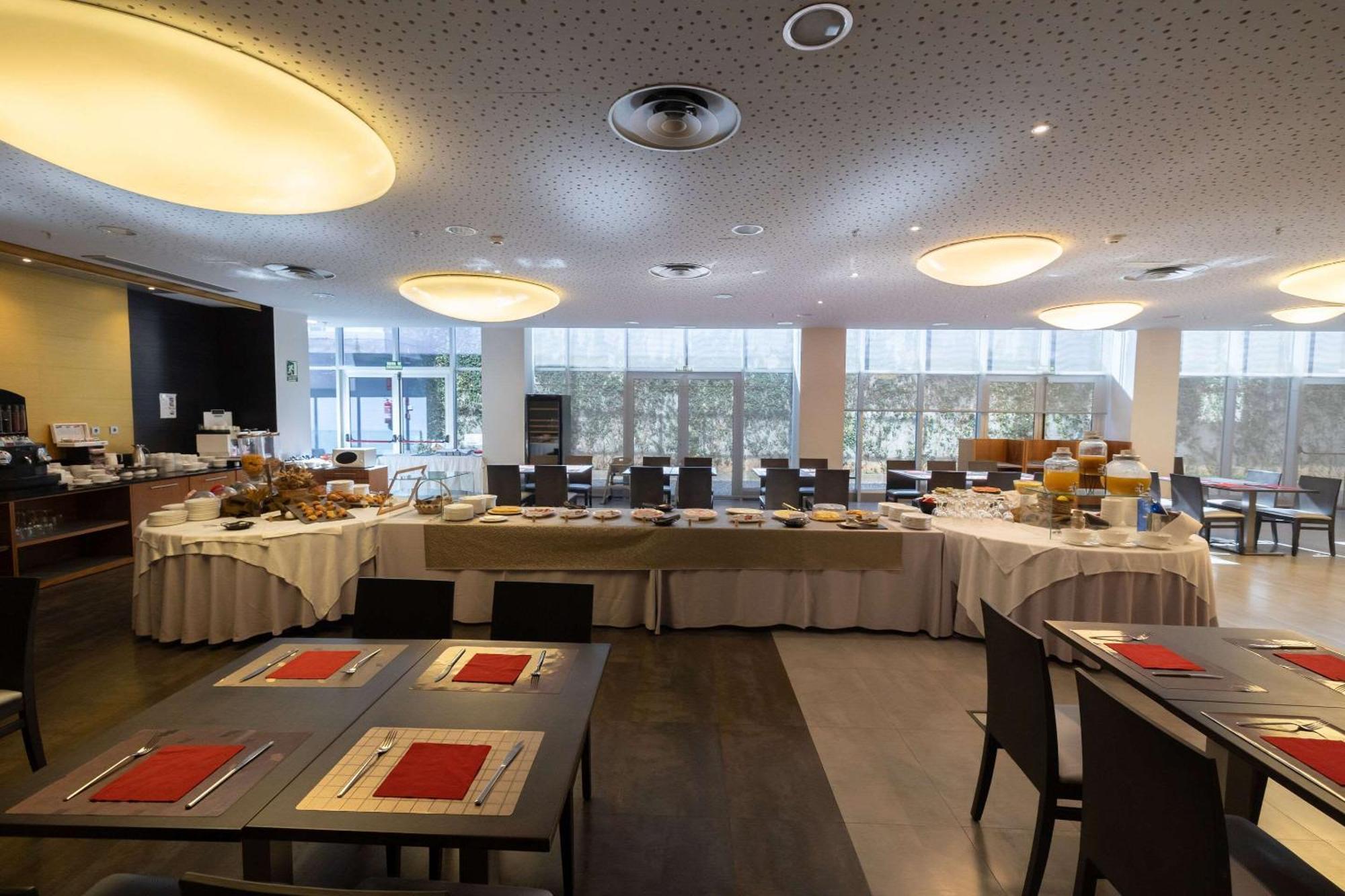 Hotel Ciudad De Ponferrada, Ascend Hotel Collection Bagian luar foto