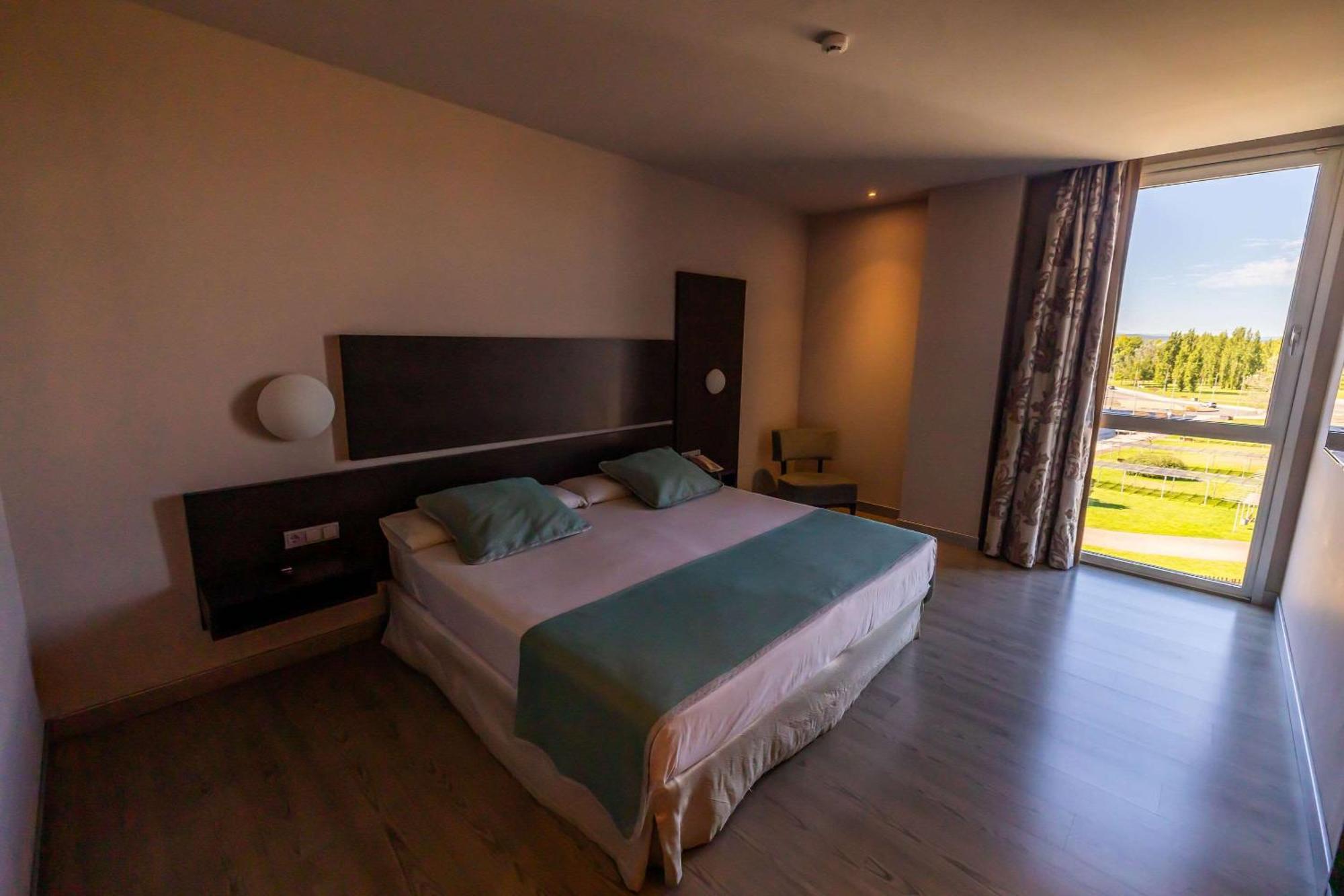 Hotel Ciudad De Ponferrada, Ascend Hotel Collection Bagian luar foto