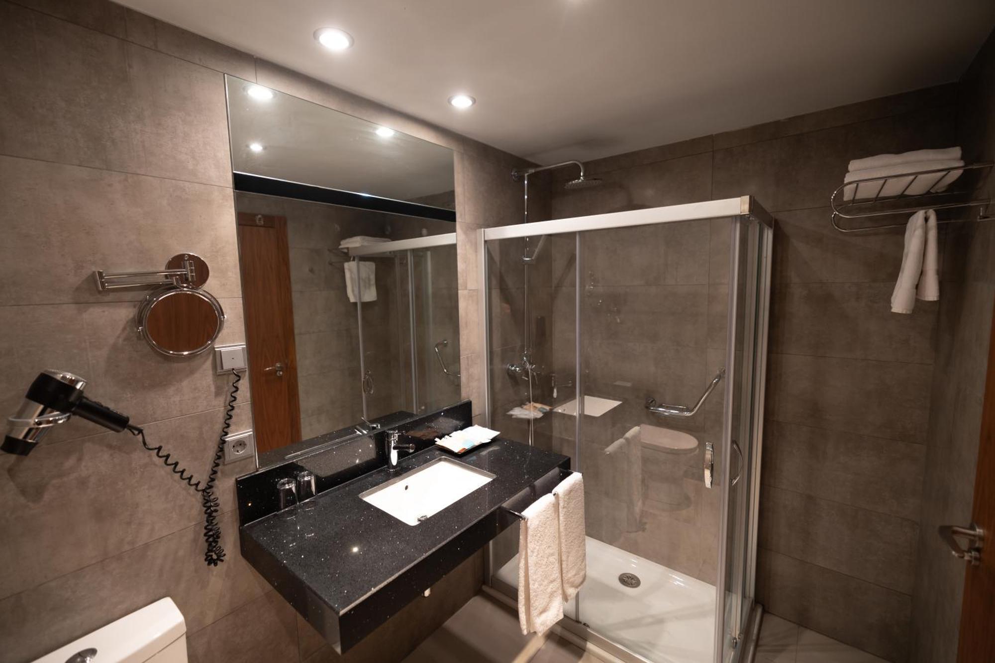 Hotel Ciudad De Ponferrada, Ascend Hotel Collection Bagian luar foto